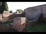 03142 ostia - regio i - insula xii - caseggiato dei triclini (i,xii,1) - decumanus maximus - 2. laden von westen - bli ri suedosten - 01-2024.jpg